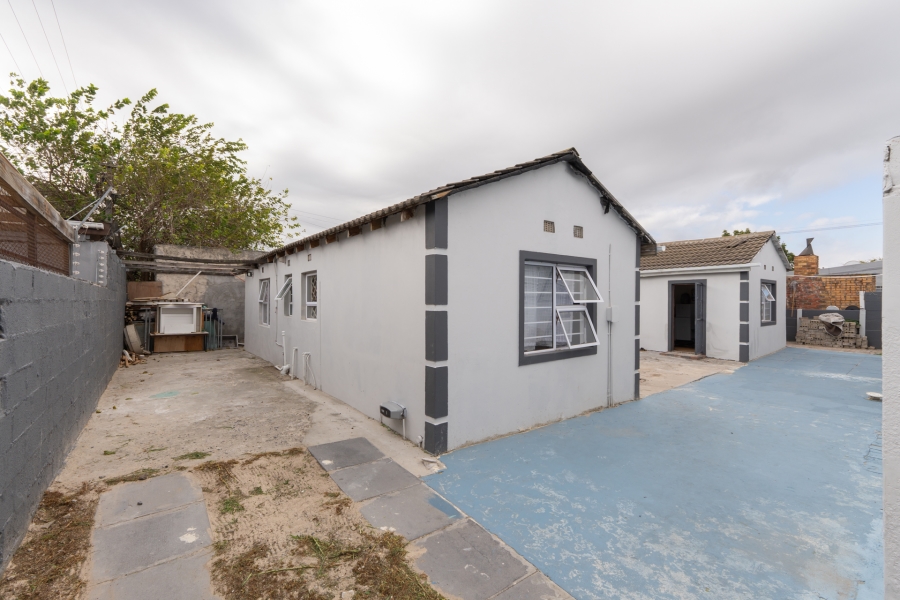 8 Bedroom Property for Sale in Parow Valley Western Cape